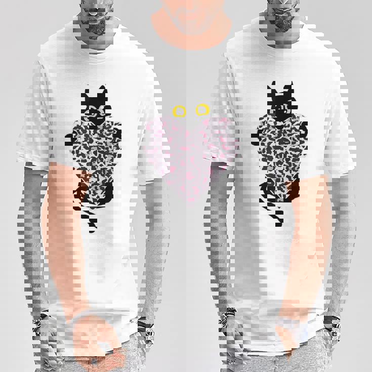 ピンクのヒョウ柄ハートを持つ黒猫 Tシャツ 面白い贈り物