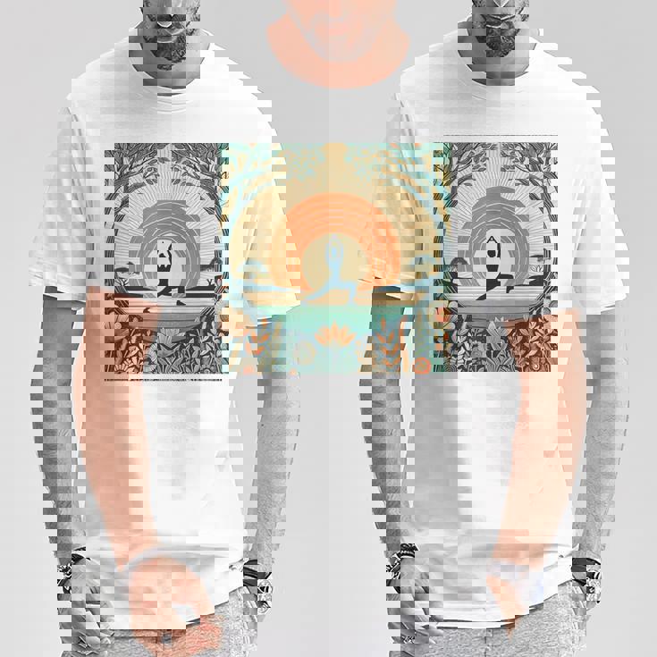 夕焼けの戦士ポーズ、ヨガの自然のイラスト、花柄。 Tシャツ 面白い贈り物