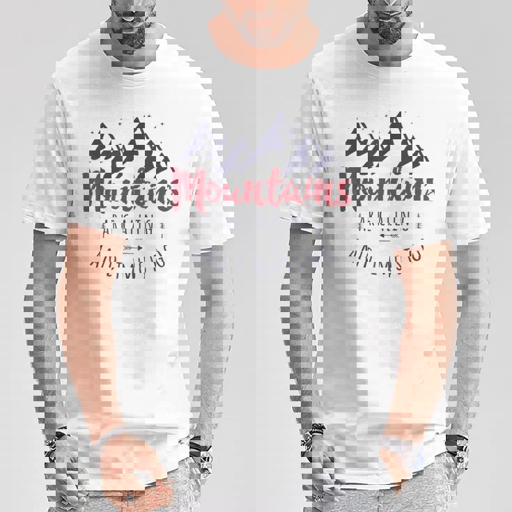 山が呼んでいるし、私は行かなければならない Wanderlust Tシャツ 面白い贈り物