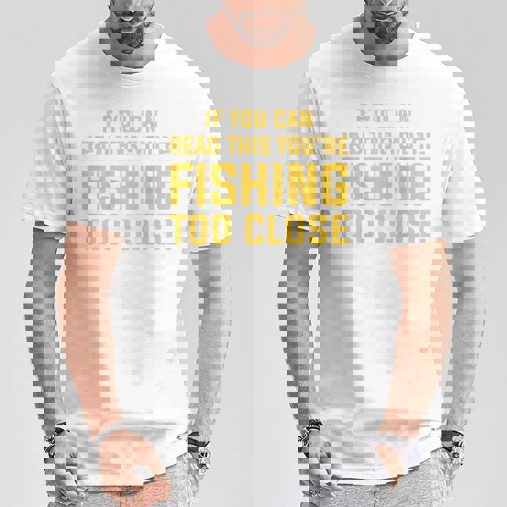 背面には「If You Can Read This You're Fishing Too Close Tシャツ 面白い贈り物