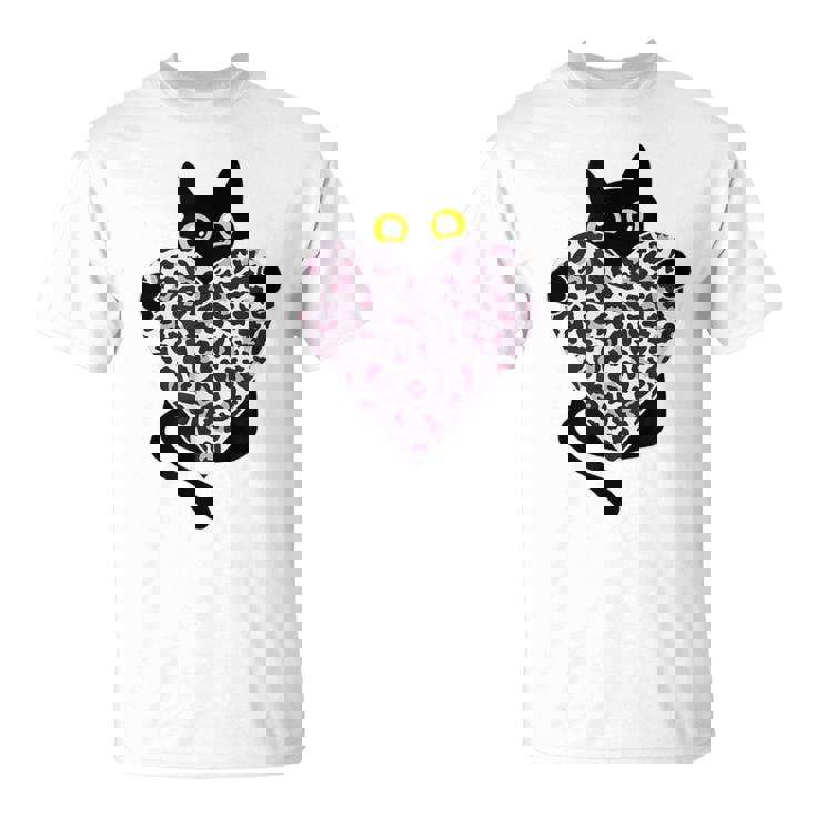 ピンクのヒョウ柄ハートを持つ黒猫 Tシャツ