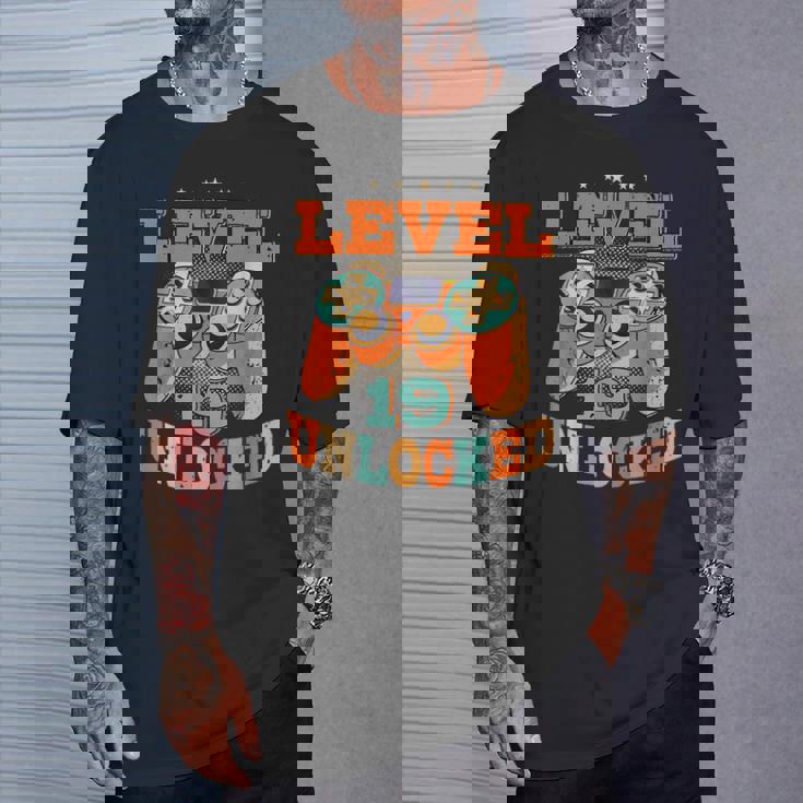 19歳の誕生日プレゼント 19歳 男性と女性、ビデオゲーム 2002年生まれ Tシャツ 彼への贈り物