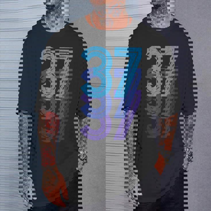 37ラッキーナンバー37歳誕生日スポーツチーム Tシャツ 彼への贈り物