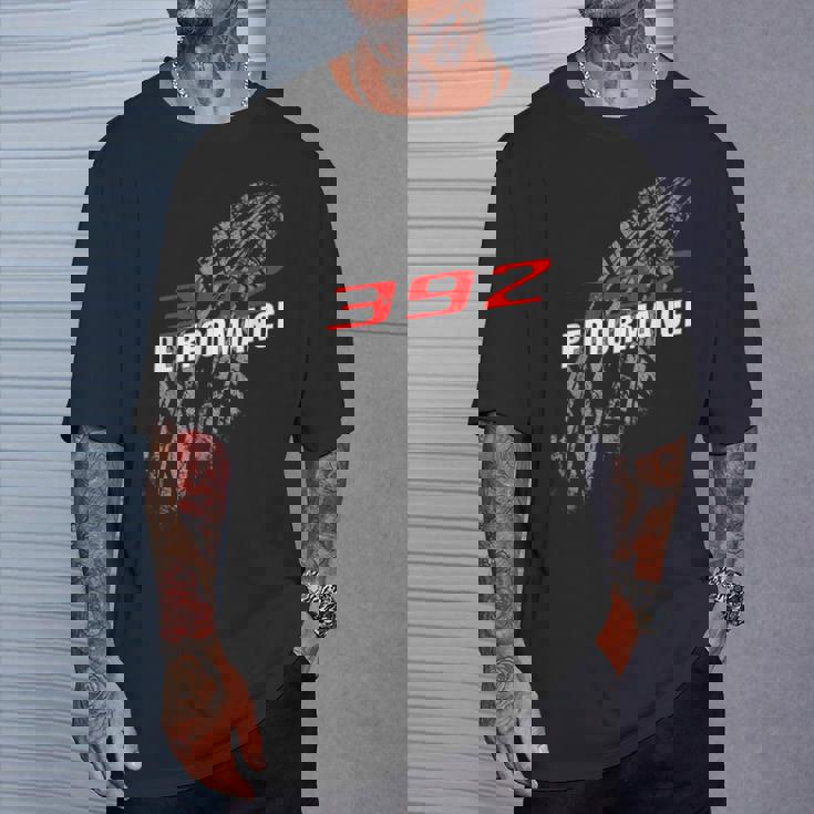 392 パフォーマンス 64 タイヤマーク レースカー Tシャツ 彼への贈り物