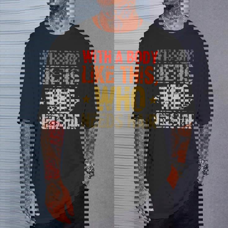 Avec Un Corps Comme Celui-Ci Qui A Besoin De Cheveux De Calvitie T-Shirt Cadeaux pour lui