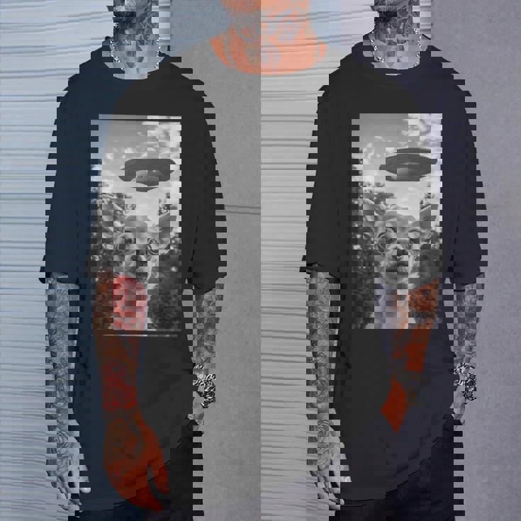 Chihuahuaelfie With Ufo Ufo と面白いチワワのセルフィー Tシャツ 彼への贈り物