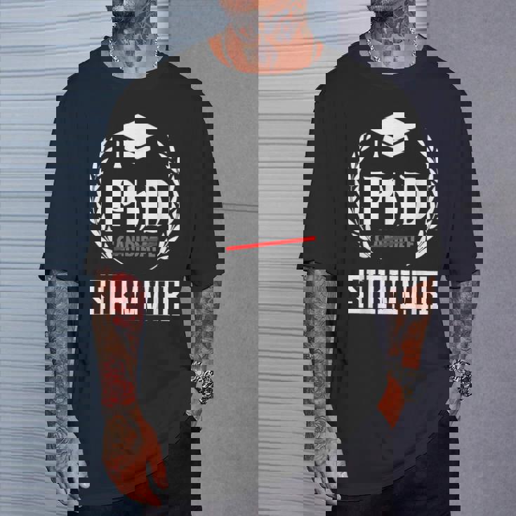 PhdurvivorFor Graduationtudent Tシャツ 彼への贈り物