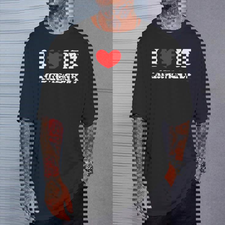 I Love It Aggressive 私はそれが攻撃的であるのが大好きです Tシャツ 彼への贈り物