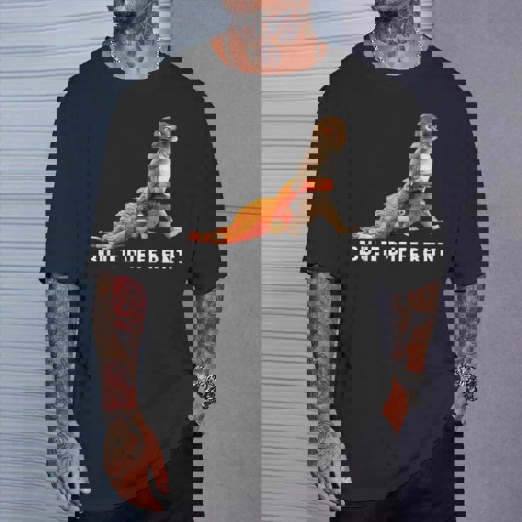 Punch The Monkey Built Different 3 ホワイトテキスト Tシャツ 彼への贈り物