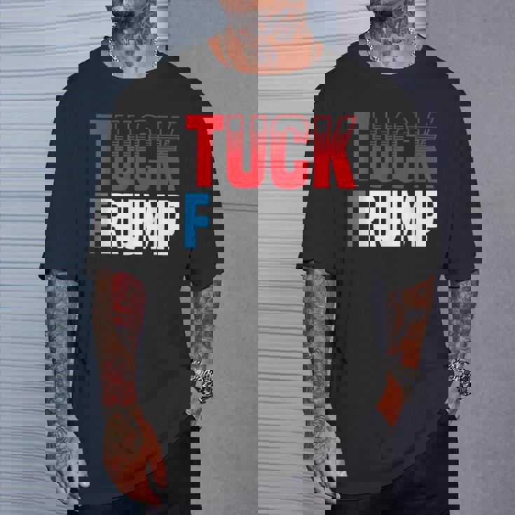 Tuck Frump 面白いアンチトランプデザイン。 Tシャツ 彼への贈り物