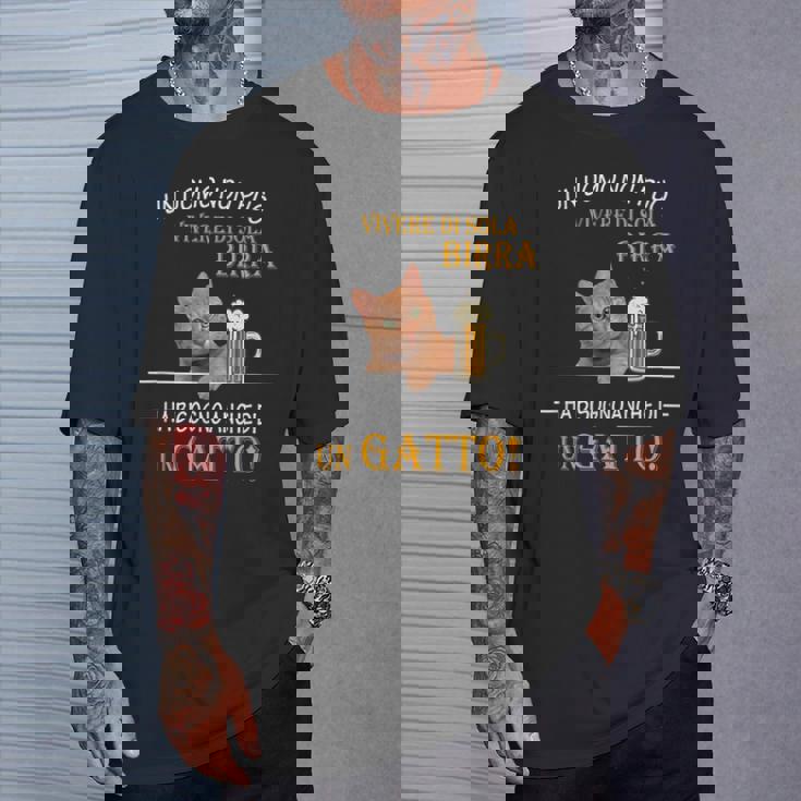 Un Uomo Non Puòivere Diola Birra Gatto Papà Gatti Maglietta Regalos para él