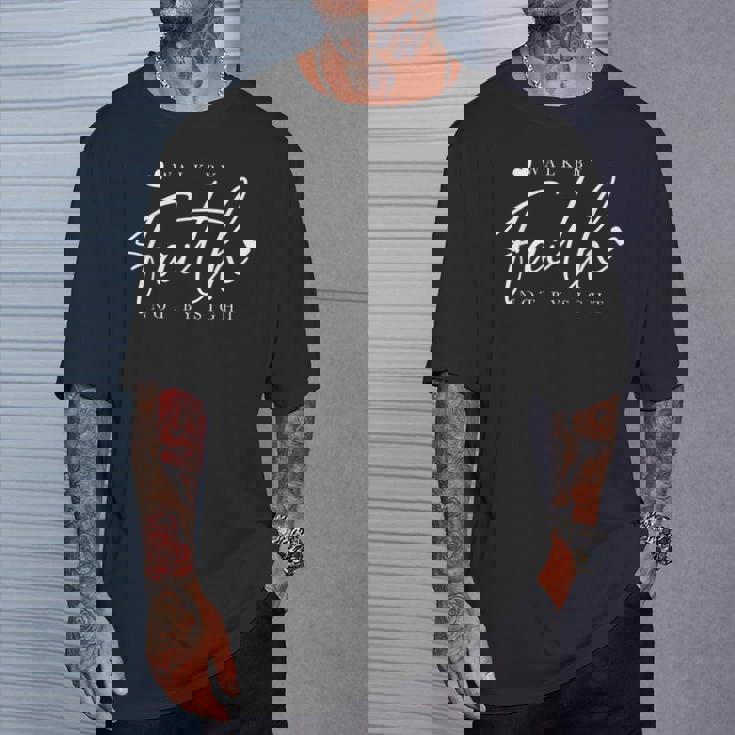 Walk By Faith Not Byight 神 イエス・キリスト 救世主 クリスチャン Tシャツ 彼への贈り物