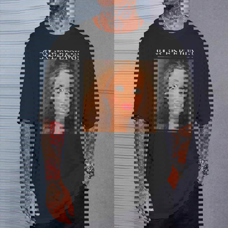 おもしろいドールフェイスミームガール本気で Tシャツ 彼への贈り物