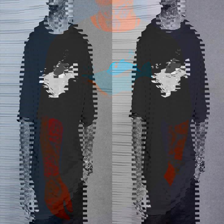 かわいい カワイイ アニメ 眠っているサメ ジンベイザメ 日本語 Tシャツ 彼への贈り物