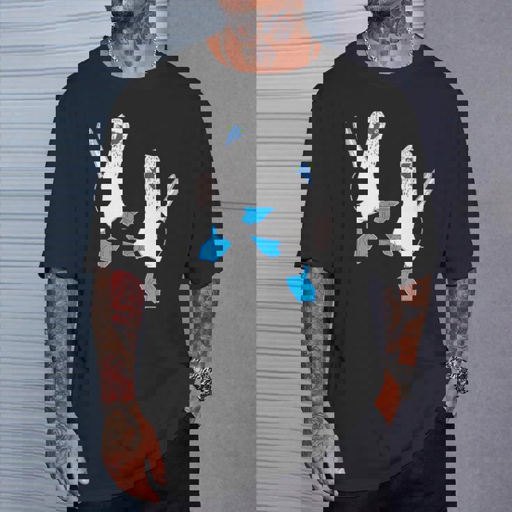 かわいいアオアシカツオドリ。 Tシャツ 彼への贈り物