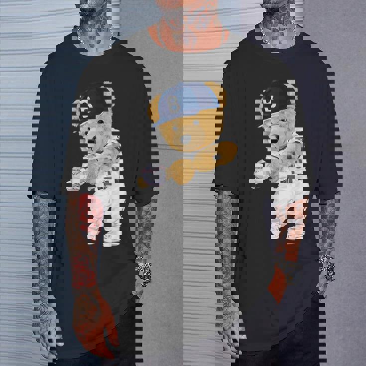 かわいいテディベア野球ヒッター。 Tシャツ 彼への贈り物