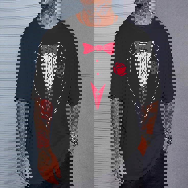 かわいいレッドパピヨンとローズのタキシード。 Tシャツ 彼への贈り物