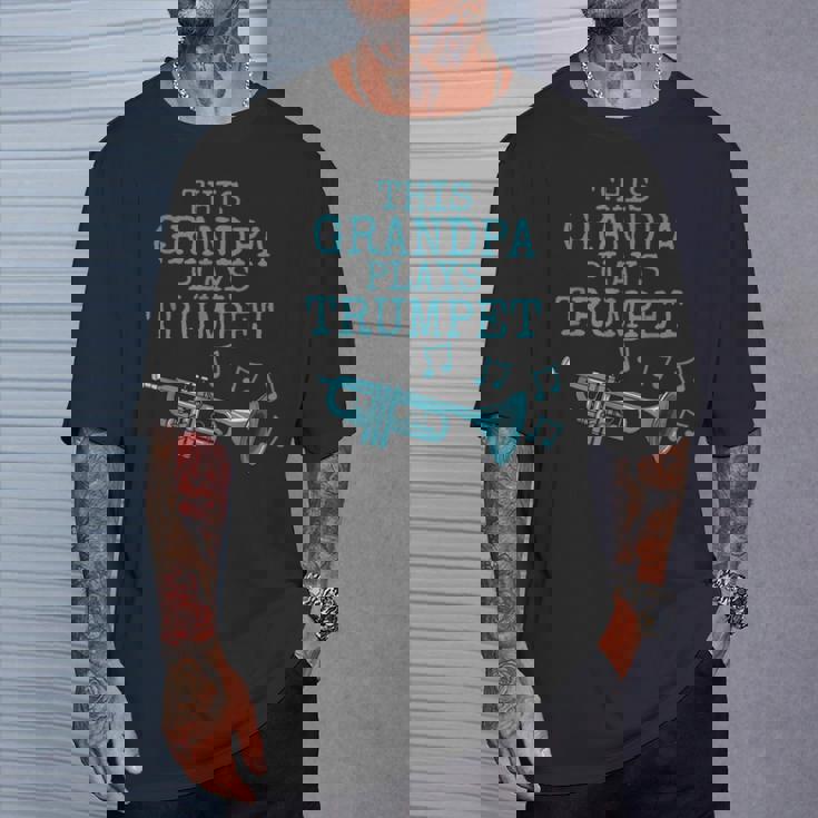 このおじいちゃんはトランペットを演奏し、トランペッター金管音楽家です Tシャツ 彼への贈り物