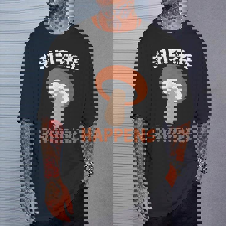 しいたけが起こる 菌類マッシュルーム Tシャツ 彼への贈り物