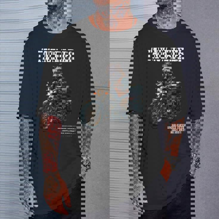 たぬきライダー バイク ビンテージ かっこいいタヌキ 狸 おもしろ 日本 動物 ユニーク オートバイ 乗り物 Tシャツ 彼への贈り物