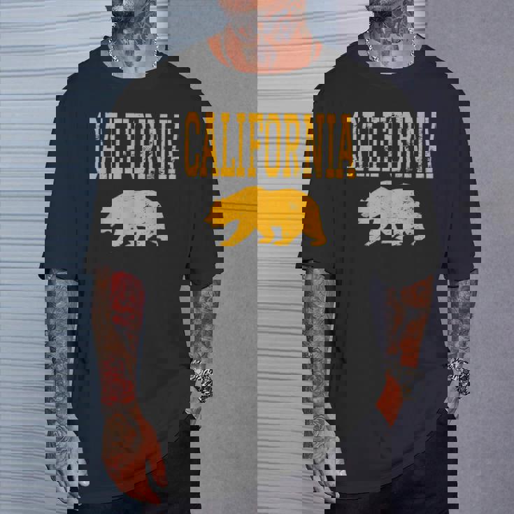 アンティーク調カリフォルニアゴールデンベア。 Tシャツ 彼への贈り物