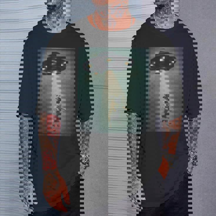 エイリアン誘拐パグ Ufo 面白い宇宙犬デザイン Tシャツ 彼への贈り物