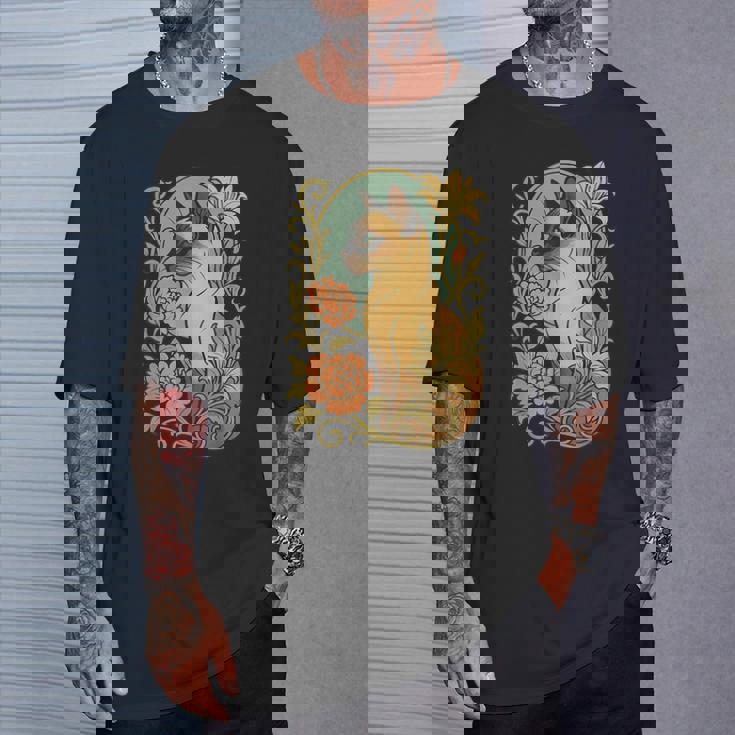 エレガントなガーデンフローラルに囲まれたヴィンテージシャム猫 Tシャツ 彼への贈り物