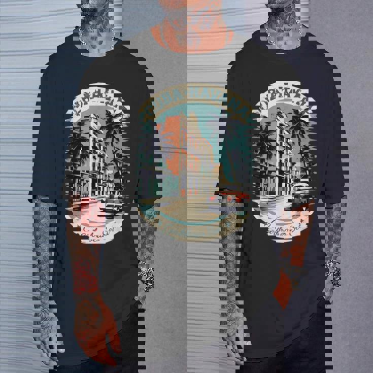 キューバ ハバナ レトロ 車 ヴィンテージ カリブ海のヤシの木 Tシャツ 彼への贈り物