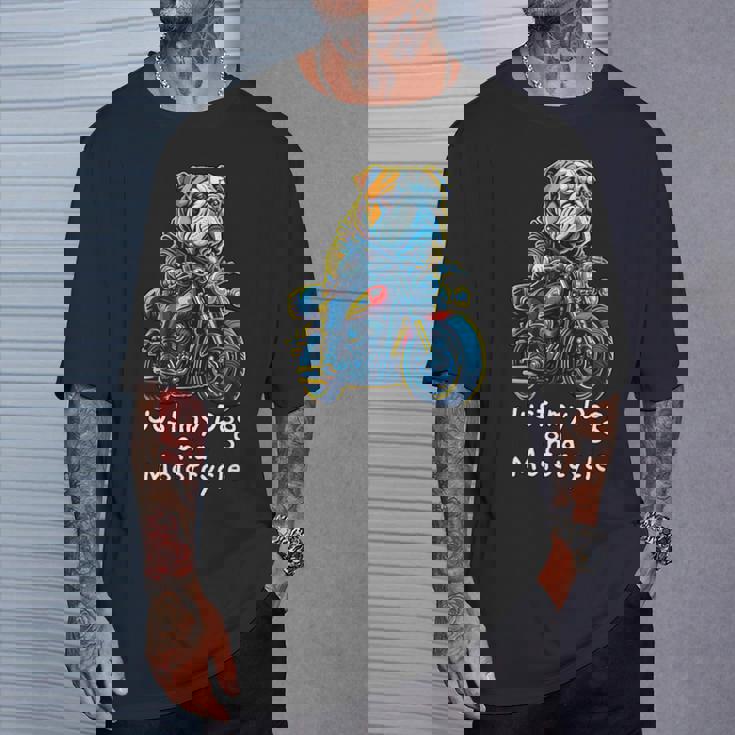 クリスマスのバイクに乗るかわいいイングリッシュブルドッグ。 Tシャツ 彼への贈り物