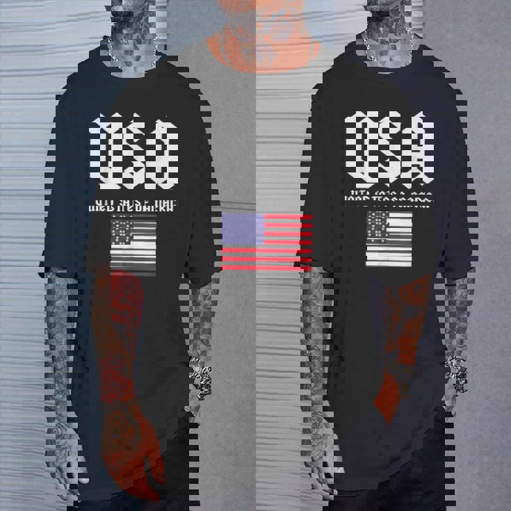 クールなアメリカ国旗グレートーンのイラストグラフィックデザイン。 Tシャツ 彼への贈り物