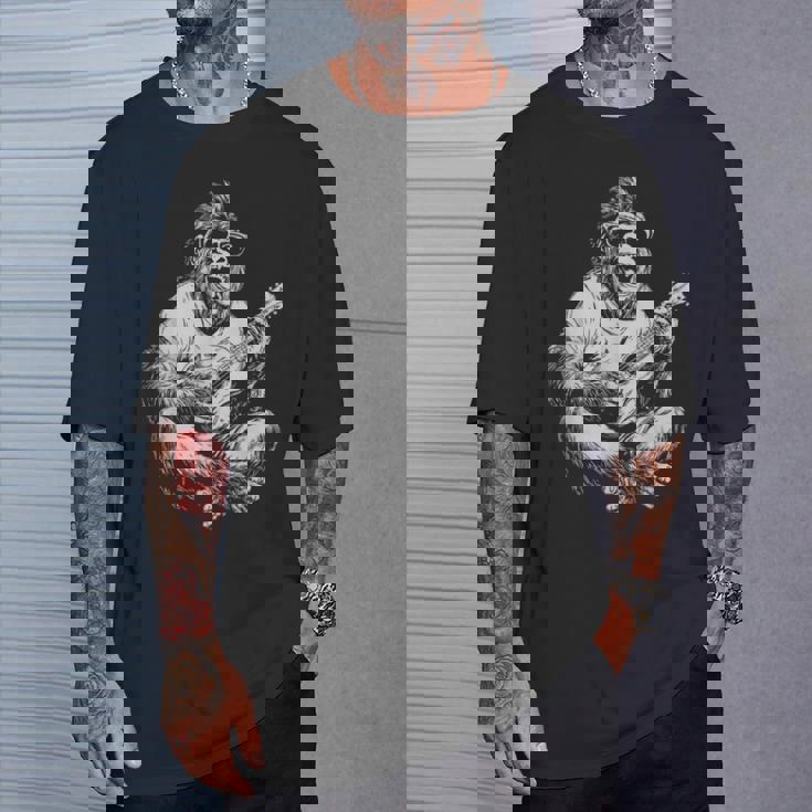 サングラス付きかわいいゴリラ ギタープレーヤー 面白いギタリスト Tシャツ 彼への贈り物