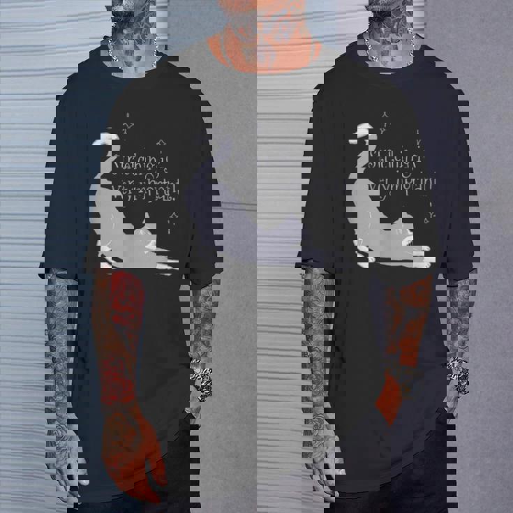 ストレッチは大事！ 猫 ネコ 愛猫 伸び 柔軟 ハチワレ 靴下猫 シンプル かわいい 癒やし メンズ レディース キッズ Tシャツ 彼への贈り物