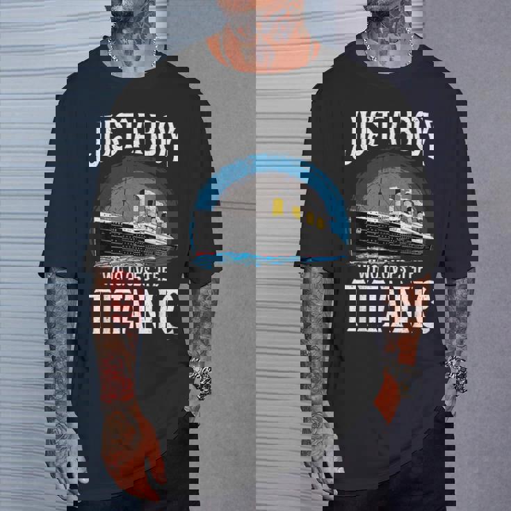 タイタニック号を愛する少年 ヴィンテージ船 タイタニック愛好家 Tシャツ 彼への贈り物