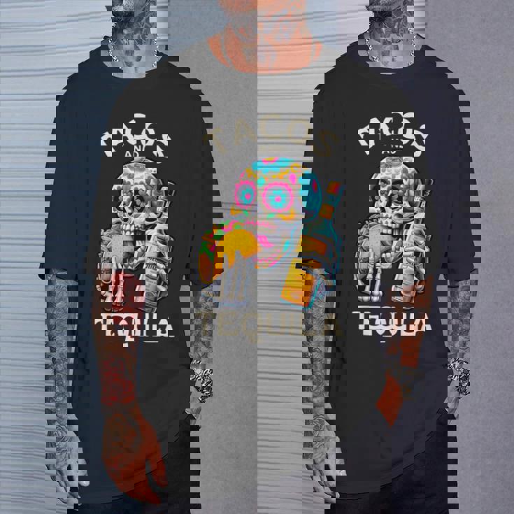 タコスとテキーラ キャンディスカル シンコ・デ・マヨ ロス・ムルトス Tシャツ 彼への贈り物