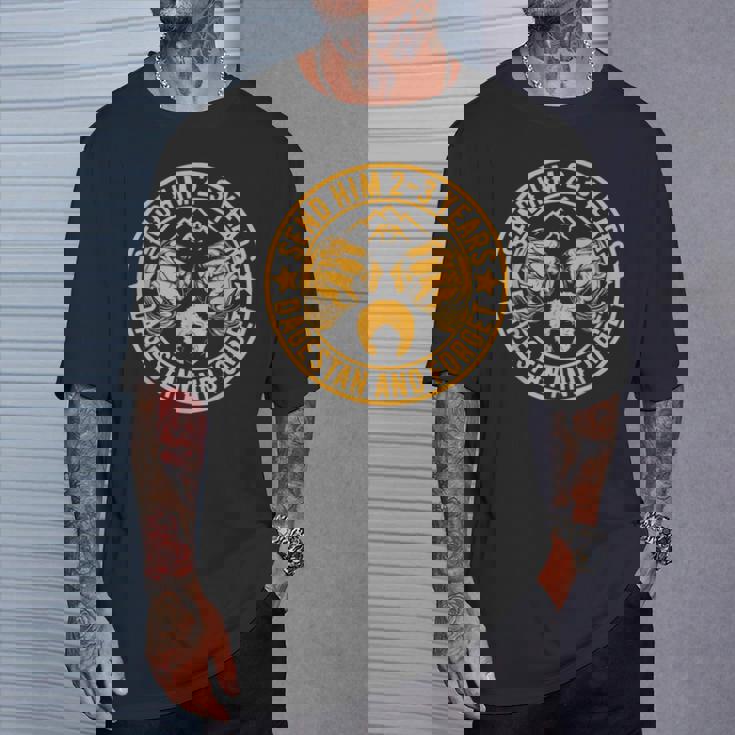 ダゲスタンに23年送り、Mmaレスリングミームを忘れてください。 Tシャツ 彼への贈り物