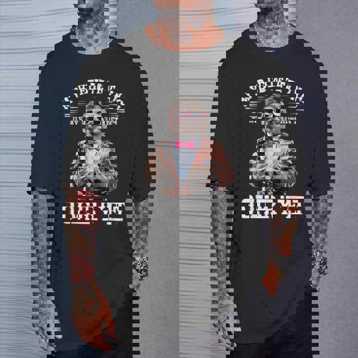 ナマケモノのスーツでおねしょの日々は恥ずかしいけど恥ずかしい。 Tシャツ 彼への贈り物