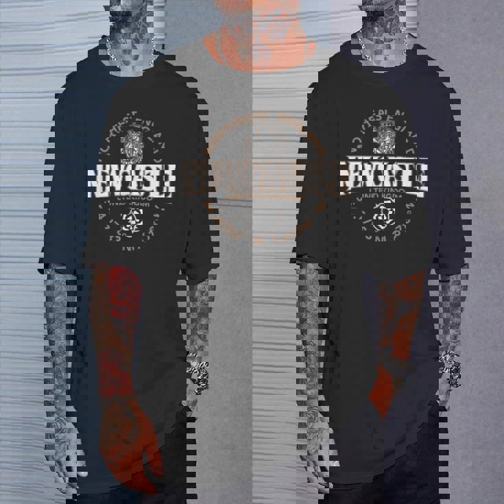 ニューカッスル北東部イングランド座標ラベル 2C Tシャツ 彼への贈り物