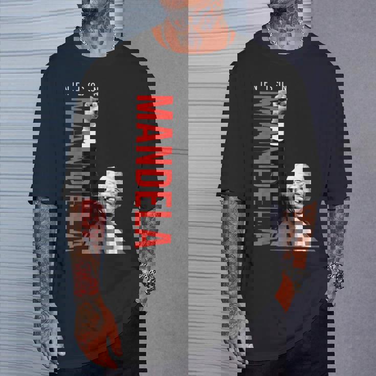 ネルソン・マンデラ 上げた 右手拳 食いしばり マンデラの日 Tシャツ 彼への贈り物