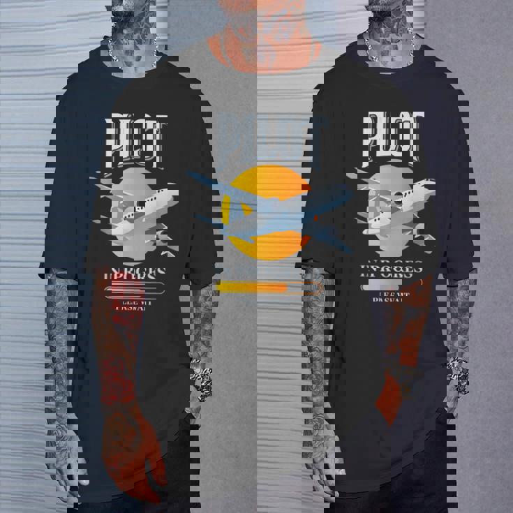 パイロット・イン・プログレス飛行機航空学校飛行機 Tシャツ 彼への贈り物