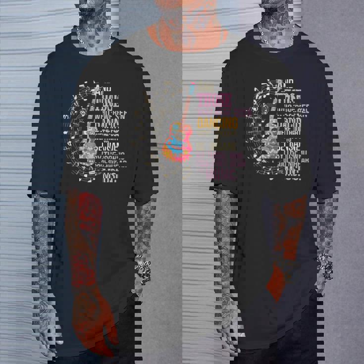 ヒッピーギターと平和の踊りを見た者たち Tシャツ 彼への贈り物