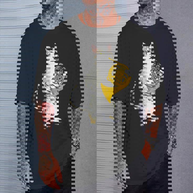 フレンチホルン音楽家オーケストラ音楽を奏でるクールな猫 Tシャツ 彼への贈り物