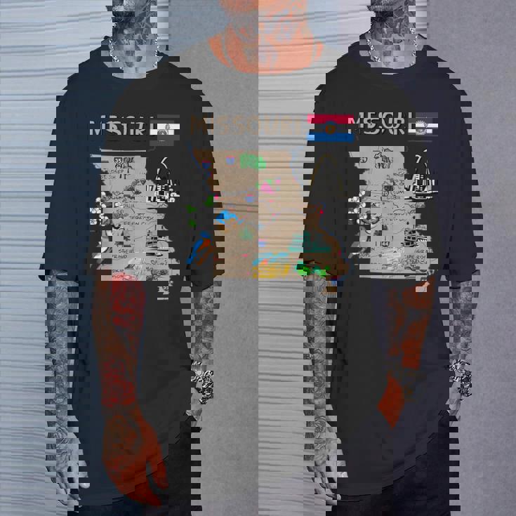 ミズーリ州のランドマーク、主要都市、道路、旗の地図 Tシャツ 彼への贈り物