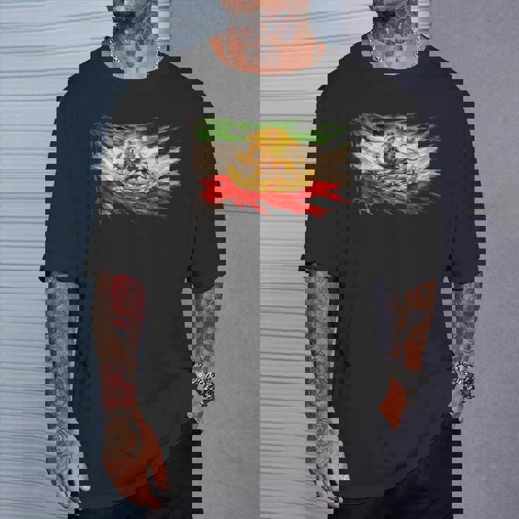 ライオンと太陽のエンブレムが付いたイランの国旗、ヴィンテージペルシャ遺産。 Tシャツ 彼への贈り物