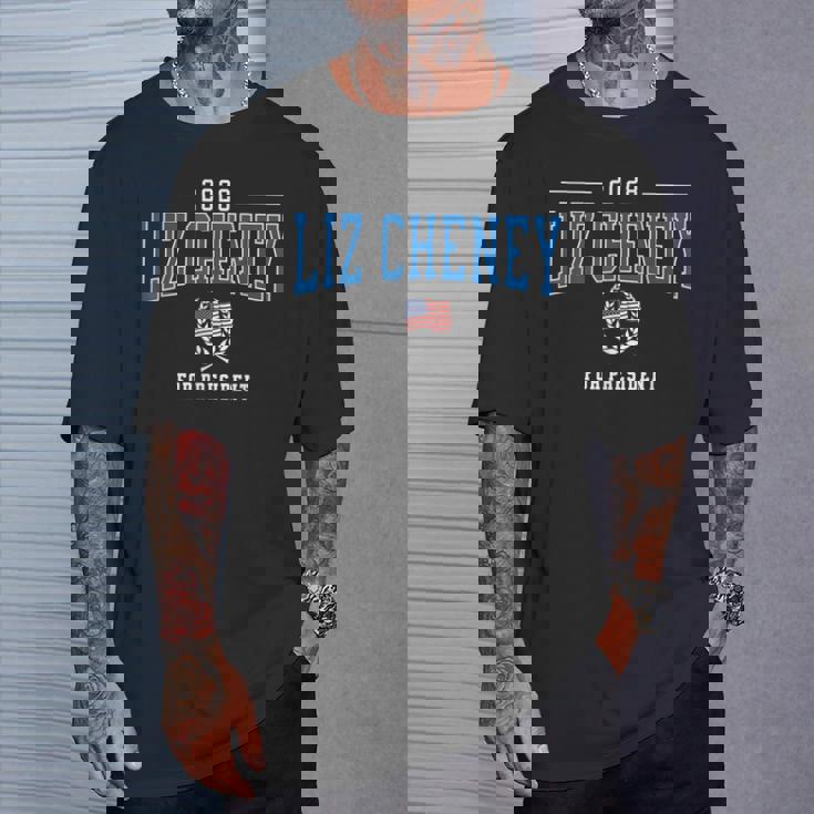 リズ・チェイニー 2028 共和党大統領愛国アメリカ国旗 Tシャツ 彼への贈り物