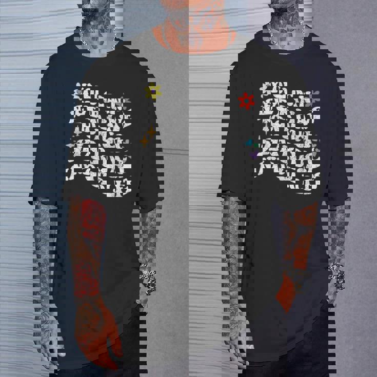 レトログルーヴィー。シャデーが多すぎることはありません。 Tシャツ 彼への贈り物