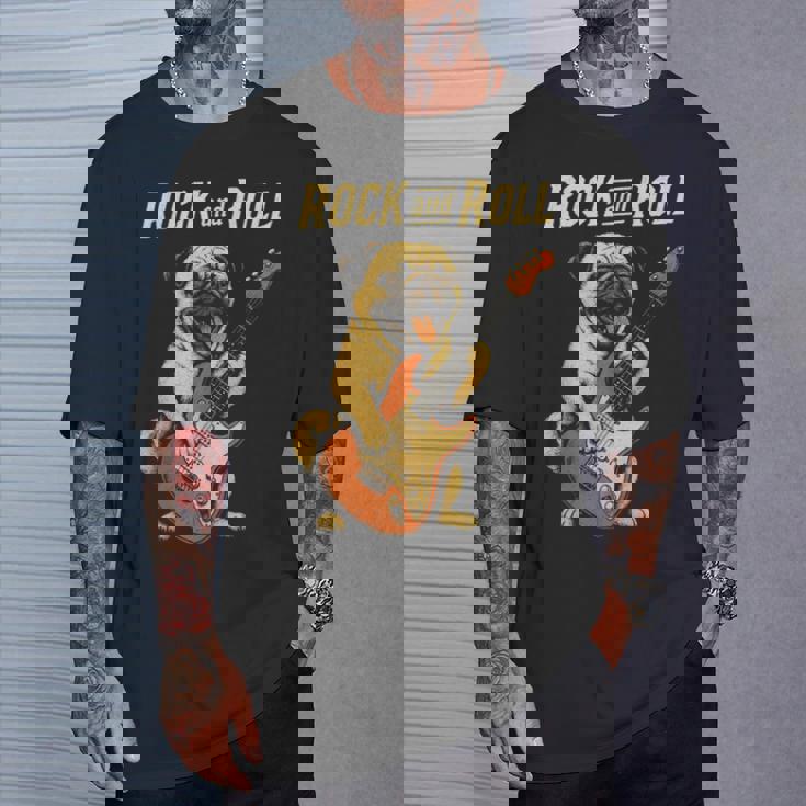 ロックするパグ犬 ギター演奏の面白デザイン Tシャツ 彼への贈り物