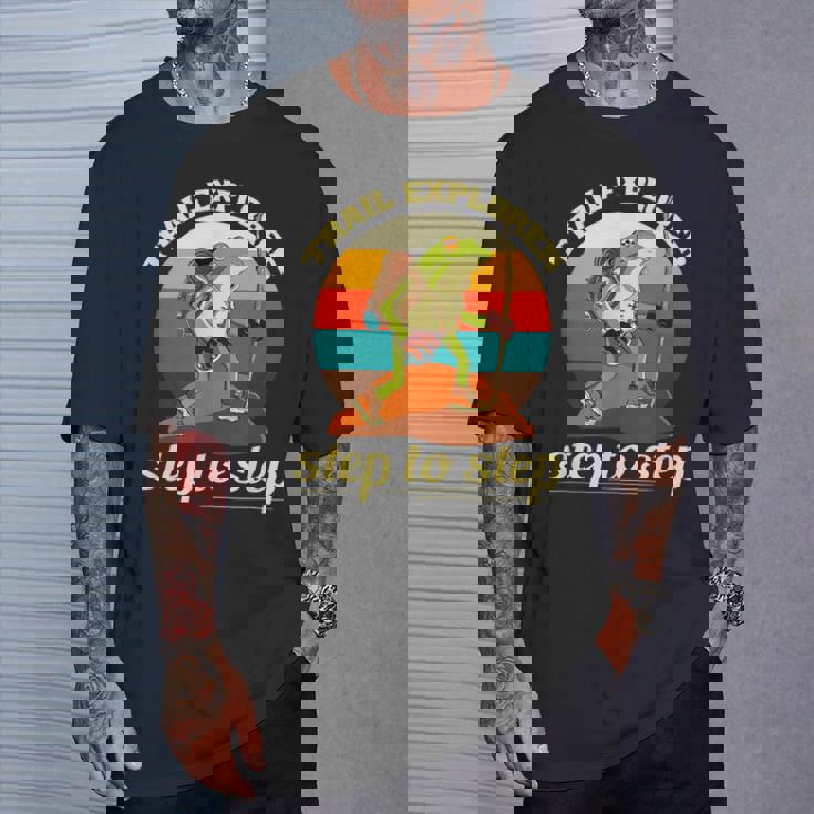 一歩ずつ、面白いカエルのハイキング山 Tシャツ 彼への贈り物