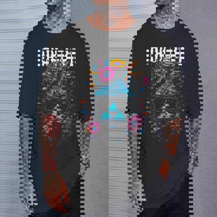 市川市 サングラスをかけた猫と花のデザイン Tシャツ 彼への贈り物