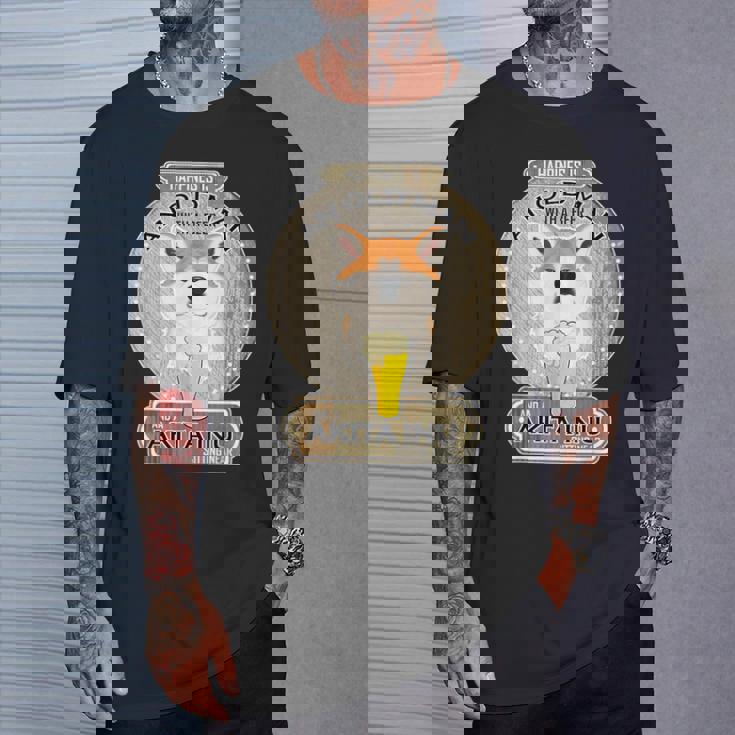 幸せはビールを持つ老人にあり 秋田犬 Tシャツ 彼への贈り物