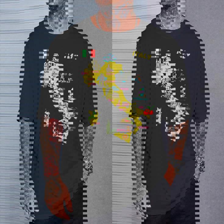 手描きのイタリア地図 観光地 Tシャツ 彼への贈り物